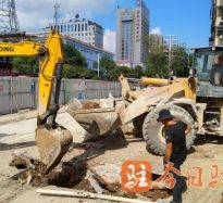 看亚洲插b免费视频高温下的坚守｜道路建设者用汗水铺就畅通路